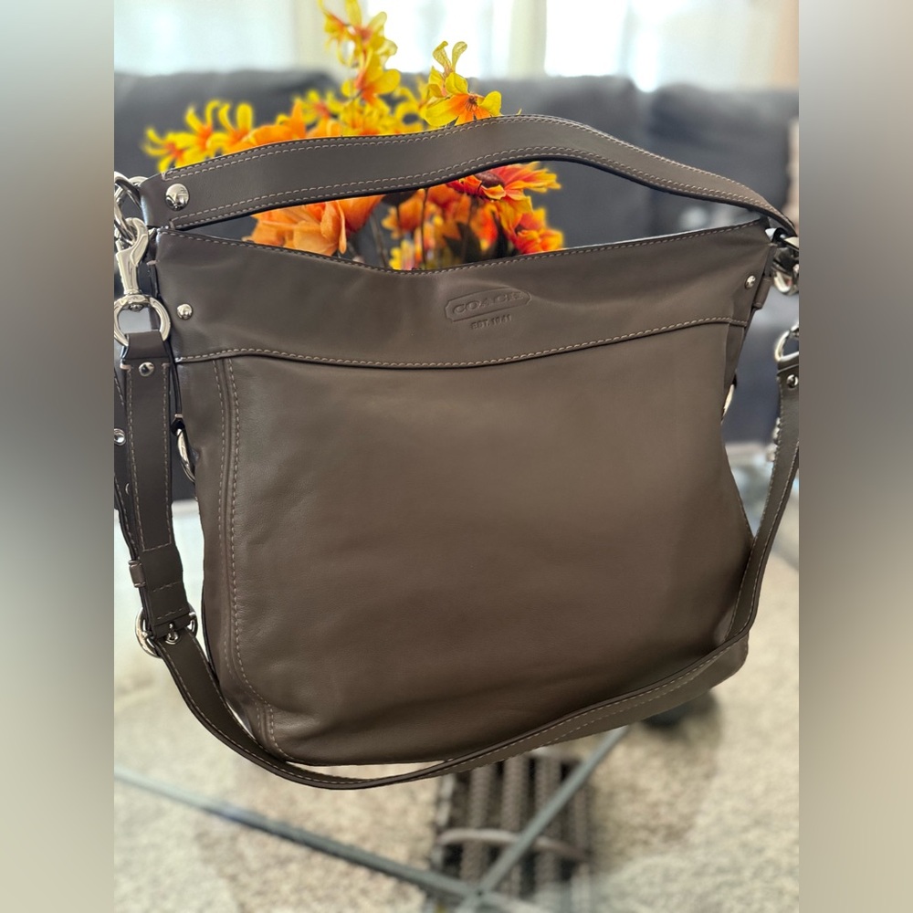 The Coach F14706 is a vintage-style large "Zoe" hobo shoulder bag - Picture 4 of 13